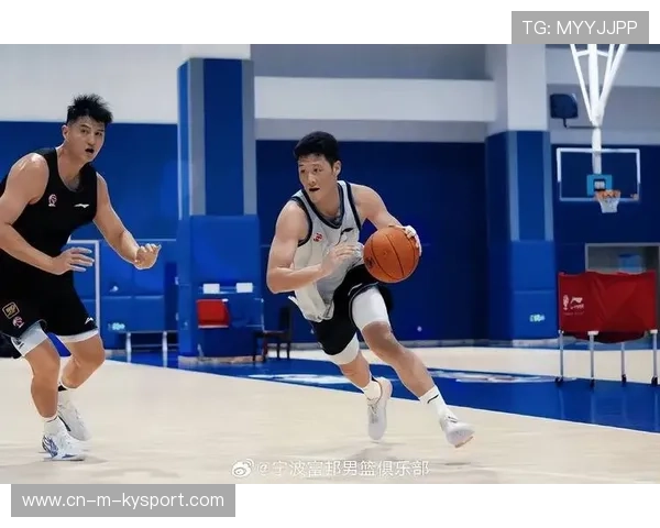 球员在训练赛中频频打破个人纪录，教练高兴地点头