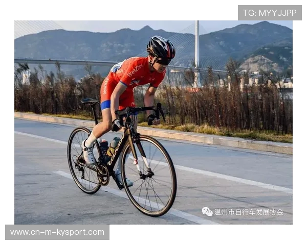 自行车少年拖着坏链条仍坚持冲线感动所有人