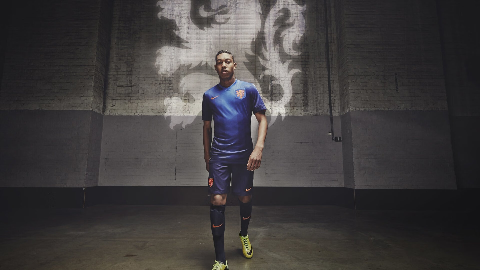 文化交流:各国球迷在赛场外友好互动,各国球员